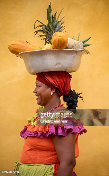 palenquera vende frutta a cartagena - abiti da cerimonia foto e immagini stock