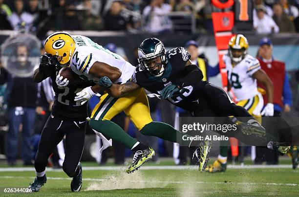 Davante Adams of the Green Bay Packers catches a touchdown pass against Leodis McKelvin and Rodney McLeod of the Philadelphia Eagles in the first...