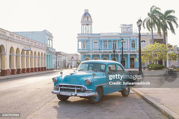 autos antiguos en la plaza josé martí, cienfuegos, cuba - cuba fotografías e imágenes de stock