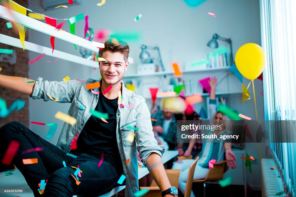 Hombre joven en la fiesta de cumpleaños