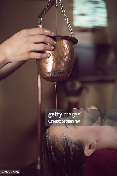 ayurvedic shirodhara treatment - shirodhara stock pictures, royalty-free photos & images