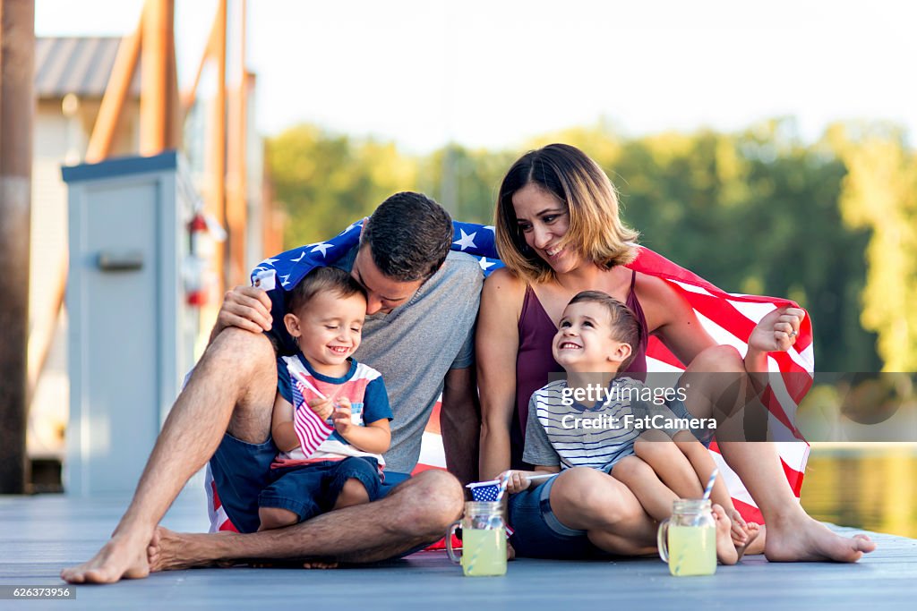 Adorabile famiglia di quattro persone insieme nel Giorno dell'Indipendenza