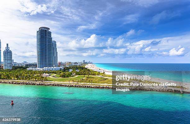 south beach miami from south pointe park, florida, usa - miami beach south pointe park foto e immagini stock