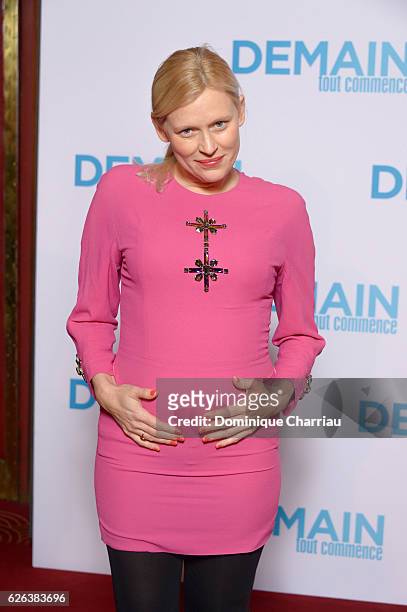 Anna Sherbinina attends the "Demain Tout Commence" Paris Premiere at Le Grand Rex on November 28, 2016 in Paris, France.