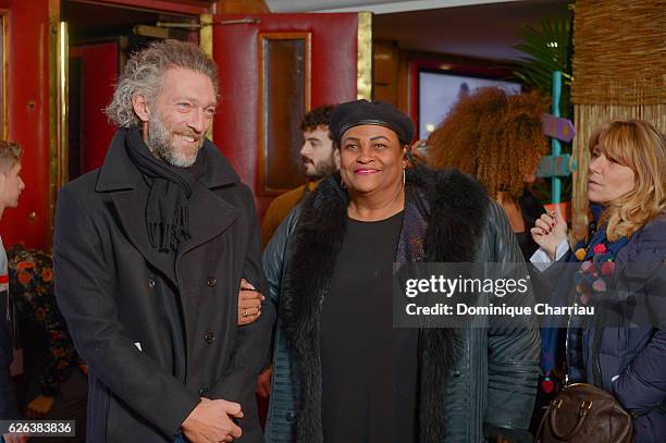 Vincent cassel and Khalilah Ali attend the "Demain Tout Commence" Paris Premiere at Le Grand Rex on November 28, 2016 in Paris, France.