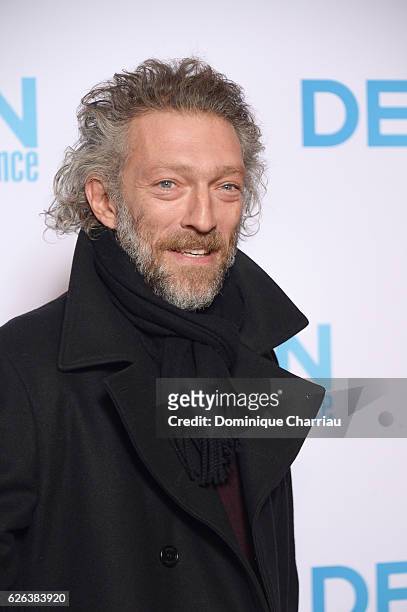 Vincent Cassel attends the "Demain Tout Commence" Paris Premiere at Le Grand Rex on November 28, 2016 in Paris, France.