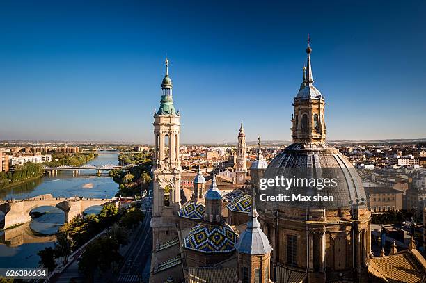 overlooking view of the cathedral-basilica of our lady of the pillar in zaragoza, spain. - aragon imagens e fotografias de stock