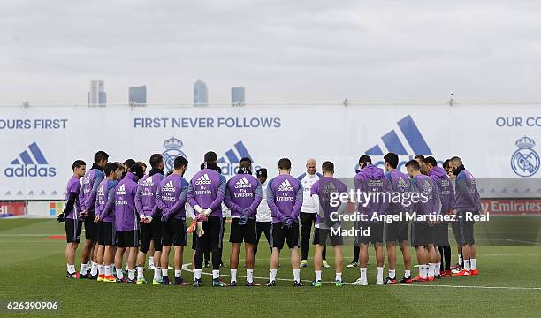 Players of Real Madrid hold a minute's silence for the victims of the plane crash involving the Brazilian club Chapecoense before a training session...