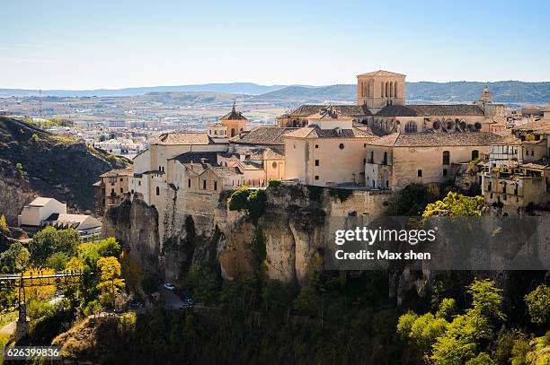 overlooking view of the old town of cuenca from the cliff. - cuenca característica de la tierra fotografías e imágenes de stock
