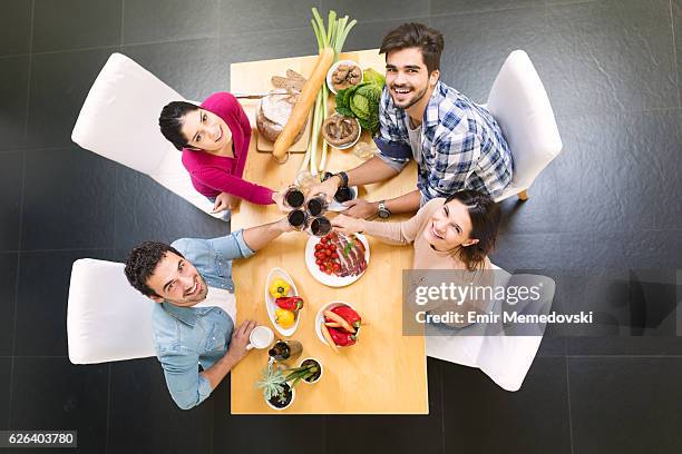 doppeltes date zu hause - vorspeisen und weintoasten - friends toasting above table stock-fotos und bilder