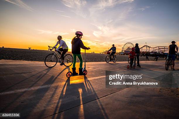 people cycling and jogging on santa monica beach, ca, usa - la waterfront 個照片及圖片檔