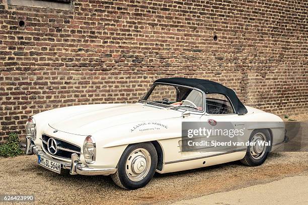 mercedes-benz 300sl roadster cabrio-oldtimer-sportwagen - mercedes benz 300sl gullwing stock-fotos und bilder