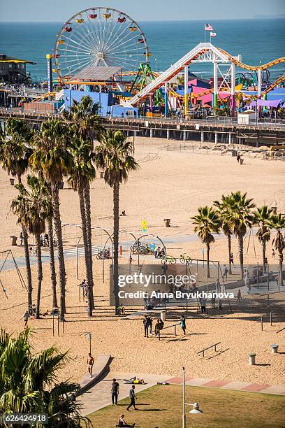 santa monica pier y muscle beach, ca, ee. uu. - playa de santa mónica fotografías e imágenes de stock