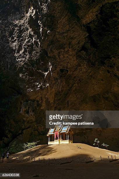 phraya nakorn cave, sam roi yot, thailand - phraya nakhon cave stockfoto's en -beelden