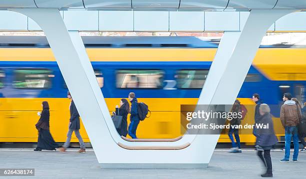 treno che passa passeggeri sulla banchina alla stazione - arnhem foto e immagini stock