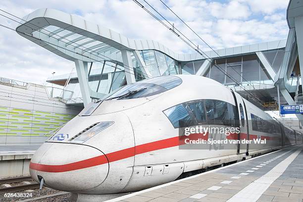 ice -intercity express- hochgeschwindigkeitszug am bahnhof ankommen - hohe aufnahmegeschwindigkeit stock-fotos und bilder