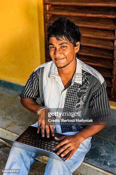 sri-lankische teenager mit einem notebook - sri lankische kultur stock-fotos und bilder