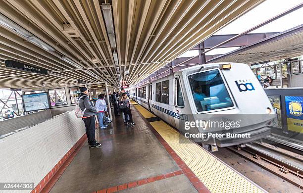 menschen auf dem bahnsteig am bart station, san francisco, usa - bart zug stock-fotos und bilder