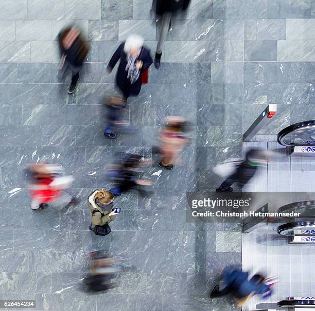 stressful citylife - aerial view people stockfoto's en -beelden