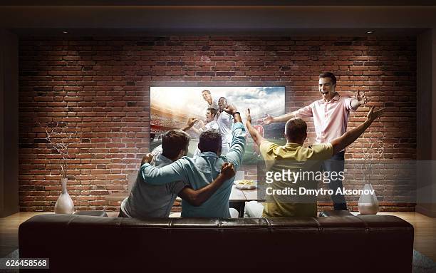 studenti che guardano la partita di calcio a casa - match sportivo foto e immagini stock
