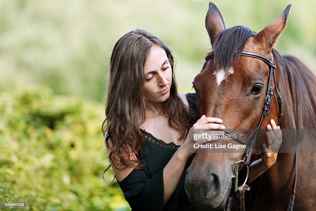 Frau mit ihrem Pferd