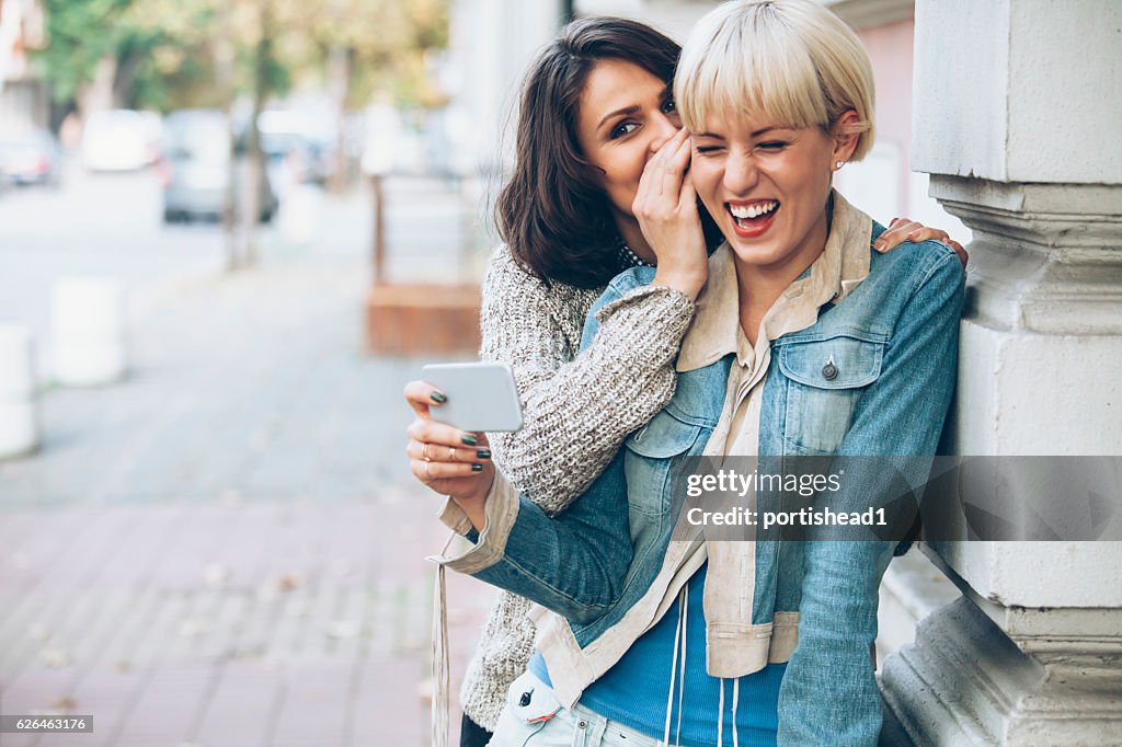 Zwei Frauen, die Spaß auf der Straße haben