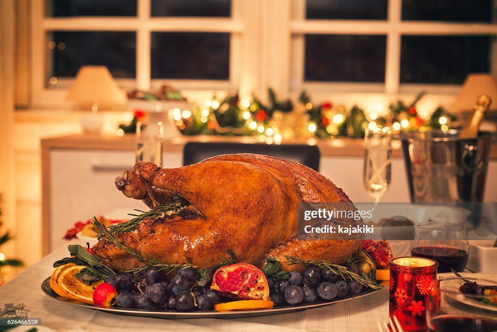 Dinde farcie traditionnelle avec des plats d’accompagnement