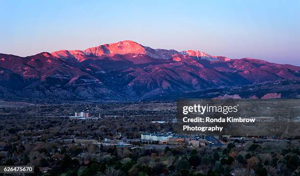 overlook view of colorado springs and pikes peak - colorado springs - fotografias e filmes do acervo