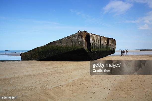 part of the "mulberry harbour", d-day 1944, normandy/ france - arromanches - fotografias e filmes do acervo