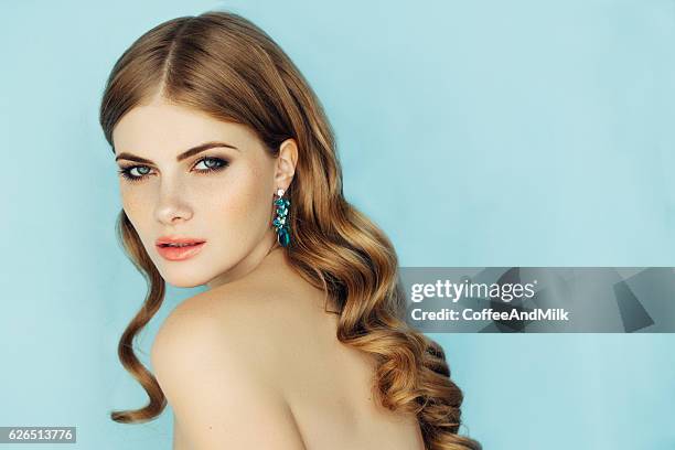 studio shot of young beautiful woman - jewellery model stockfoto's en -beelden