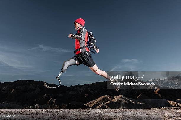 faible angle de la jambe prothétique en cours d’exécution au lever du soleil - course sur piste hommes photos et images de collection