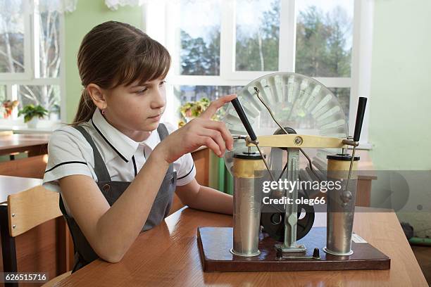 physics lesson at school - physics experiment stock pictures, royalty-free photos & images