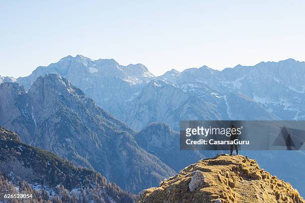 alpinist genießt den blick über die berge in den alpen - gebirgskamm stock-fotos und bilder