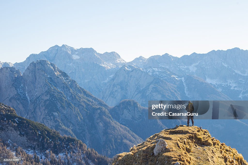 Alpinista Apreciando a Vista Sobre as Montanhas nos Alpes