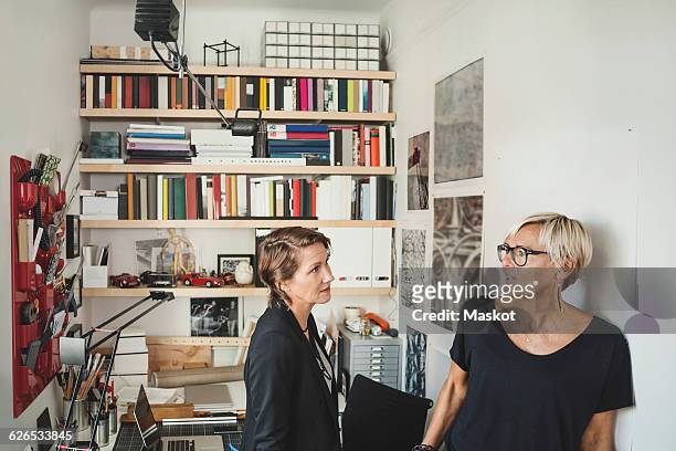 female industrial designers talking at home office - large group of craftsman stock-fotos und bilder