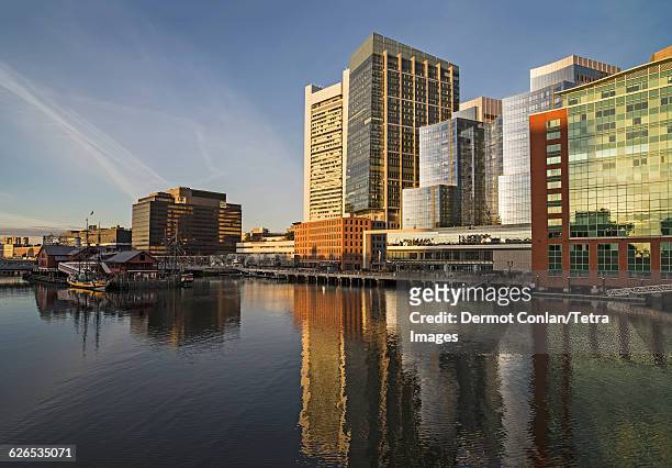 usa, massachusetts, boston, buildings reflecting in canal - fort point channel foto e immagini stock