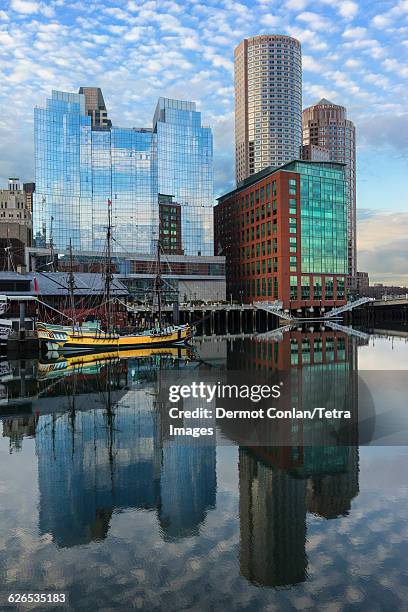 usa, massachusetts, boston, waterfront buildings reflecting in water - fort point channel foto e immagini stock