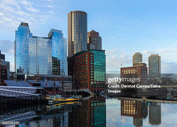 usa, massachusetts, boston, waterfront buildings reflecting in water - fort point channel foto e immagini stock