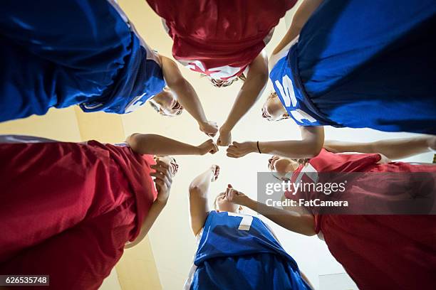 diverse teenager-mädchen athleten jubeln nach ihrem team huddle - außerschulische aktivität stock-fotos und bilder