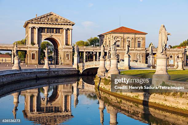 italy, veneto, padua, prato della valle with statues - pádua imagens e fotografias de stock