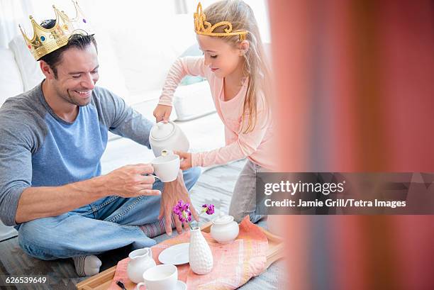 daughter (6-7) having tea party with father - tea party 個照片及圖片檔