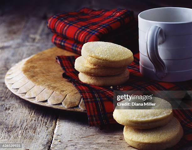 luxury scottish all butter shortbread biscuits on tartan tea towel - shortbread stock-fotos und bilder