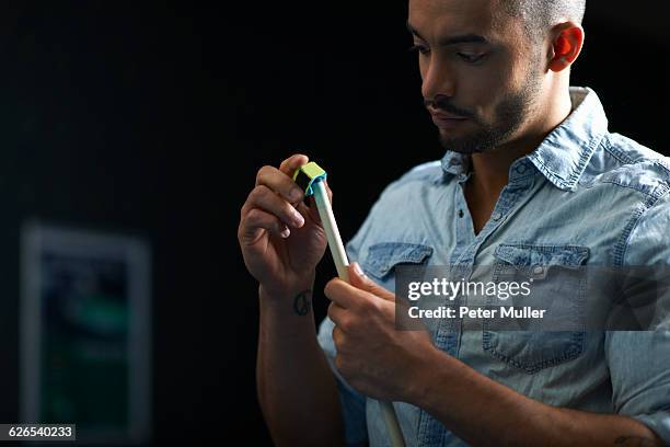 man chalk rubbing pool cue - queue stock-fotos und bilder