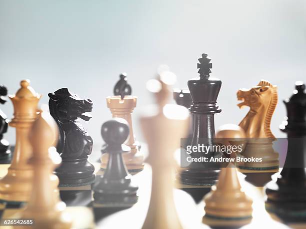 selective focus close up of chess game and chess pieces - king chess piece 個照片及圖片檔