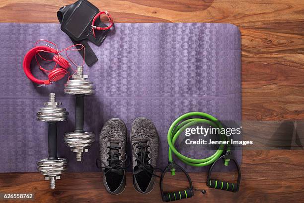 flat lay image of fitness equipment on yoga mat. - tatame equipamento para exercícios - fotografias e filmes do acervo