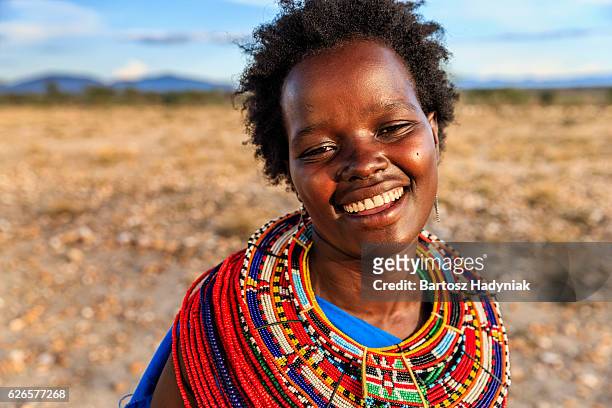 porträt von afrikanische frau von samburu, kenia, afrika. - samburu stock-fotos und bilder