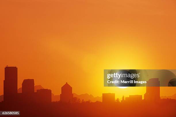 seattle skyline at sunset. - bellevue skyline stock-fotos und bilder