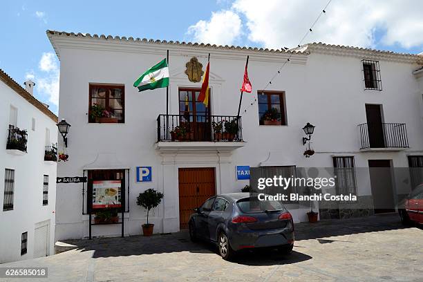 town hall of zahara de la sierra, cadiz - poble espanyol stockfoto's en -beelden