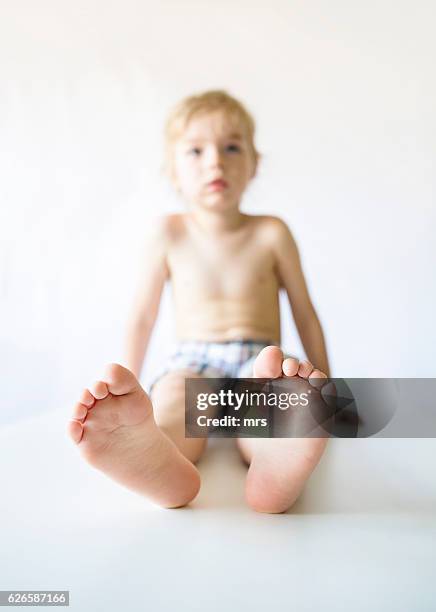 close-up of a boys feet - teen boy shorts stockfoto's en -beelden