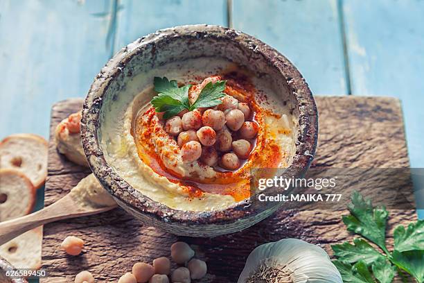hummus topped with whole chickpeas and olive oil. - cucina del medio oriente foto e immagini stock